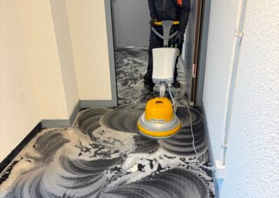 Décapage d’un sol avant mise en cire, chantier ETIC