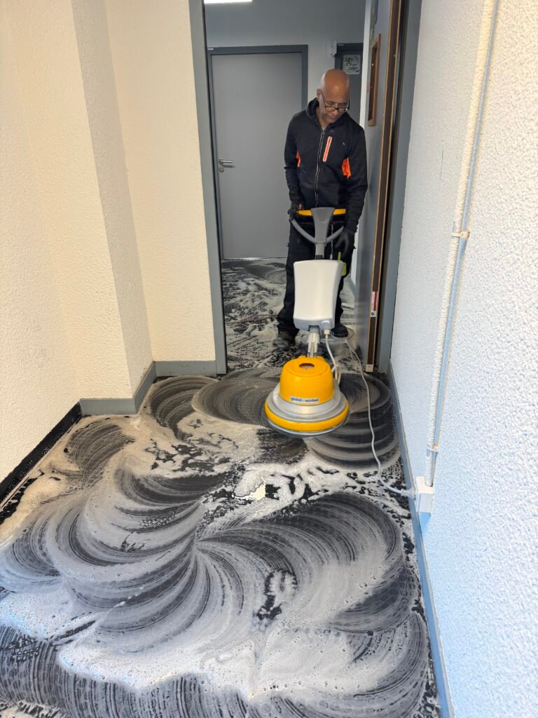 Décapage d’un sol avant mise en cire, chantier ETIC