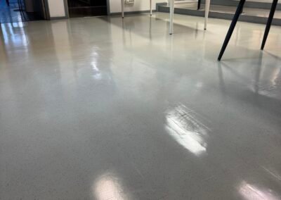 Sol ciré et lustré après décapage, chantier ETIC