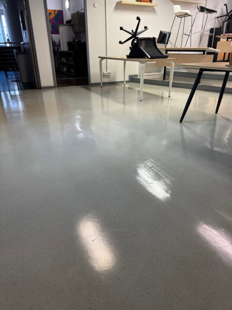 Sol ciré et lustré après décapage, chantier ETIC