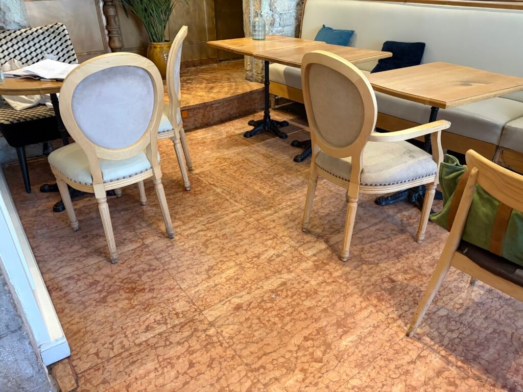 Salle du Café Français Bellecour après nettoyage