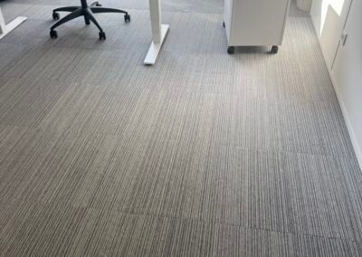 Moquette de bureaux en cours de nettoyage
