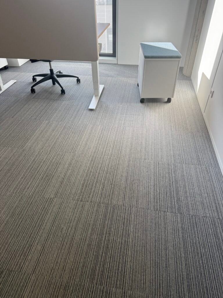 Moquette de bureaux en cours de nettoyage